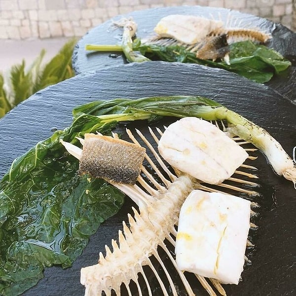 4. А рыба подается на рыбных костях...