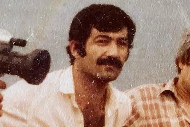 Adana'da sahneye çıktığı mekanın en ön masasına her gün aynı adam gelmeye başlamıştı. Kendisi gelemese mutlaka çiçekleri geliyordu. Bergen çiçekleri gönderen adamın kafasına atmaktan hiç çekinmedi. Fakat Halis isimli adam yılmadı, "beni tanısan çok seversin" yazılı çiçeklerini göndermeye devam etti.