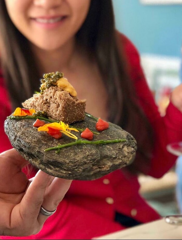 11. В объявлении нового греческого ресторана в городе: "Ням-ням, я люблю свой рваный вручную хлеб, который мне подали на круглом камне"