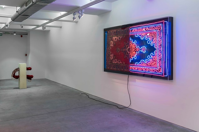 Bir diğer seride neon ışık, betondan yapılmış minimal heykelsi formlarla bütünleşir.