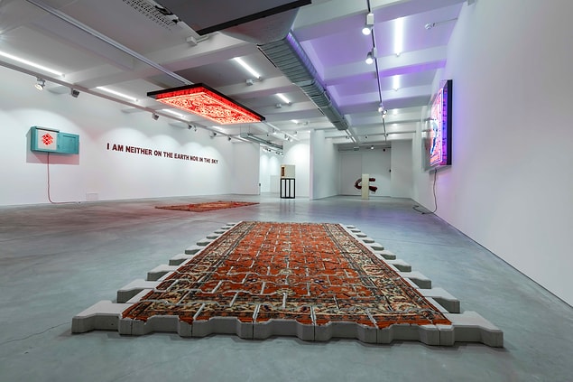 Anna Laudel Gallery'deki Ne Yerdeyim Ne Gökte sergisi, Ramazan Can'ın son yedi yılda ürettiği farklı eser gruplarını izleyici ile buluşturması bakımından retrospektif bir karaktere sahip.