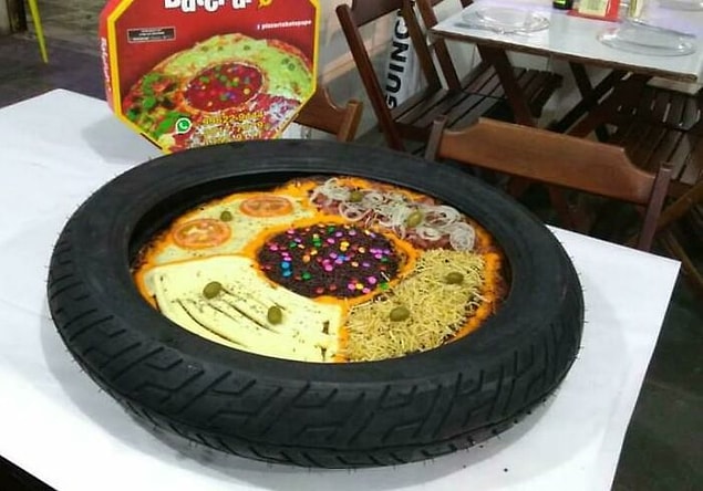 2. İçinde ne ararsanız bulabileceğiniz "bol" malzemeli bu pizza, maalesef bir tekerlek içerisinde servis ediliyor.