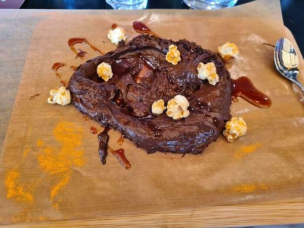 19. Клянусь, это шоколадный мусс и поп-кукуруза на деревянной доске ...