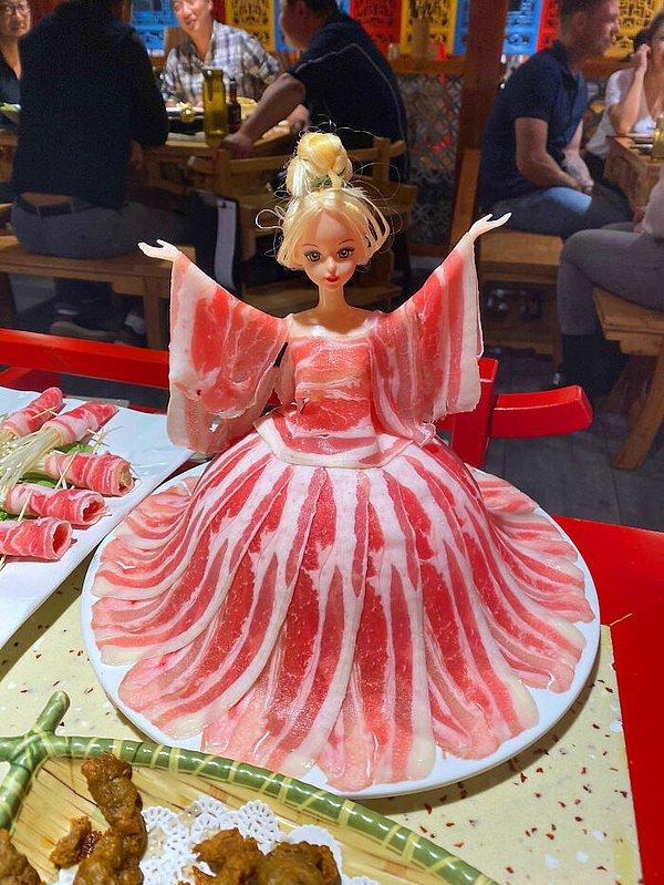 12. Bir Çin lokantasında sipariş edilen et, bir Barbie oyuncağa sarılı halde servis edilmiş.
