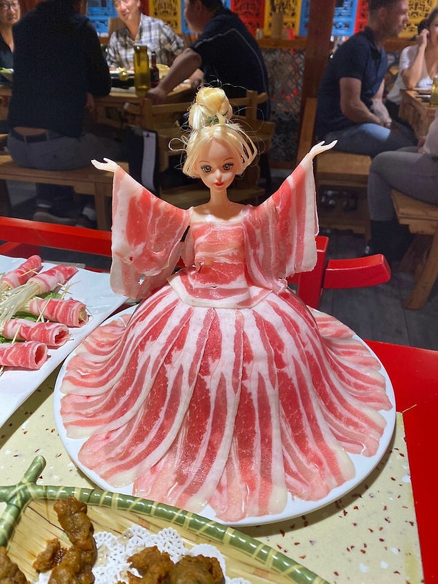 12. Bir Çin lokantasında sipariş edilen et, bir Barbie oyuncağa sarılı halde servis edilmiş.
