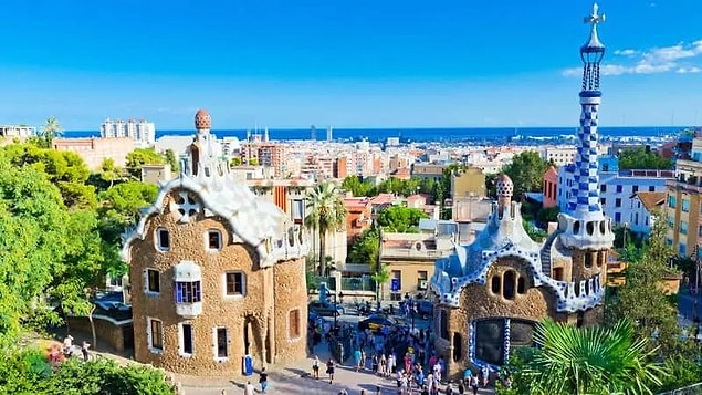 Bunların arasında dikkati en çok çeken eser elbette Park Güell oldu. Yapımı 14 yıl süren ve aslında yarım bırakılan Barselona'nın en önemli turistik yerlerinden Park Güell, başta bahçe-şehir olarak tasarlansa da sonrasında şehir parkına dönüştü.