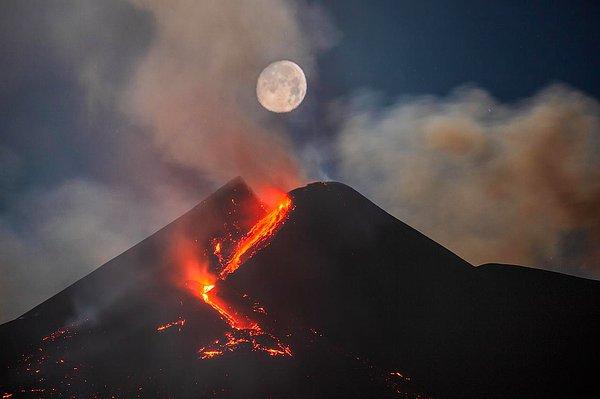 20. Etna yanardağı ile Ay üst üste gelmiş: