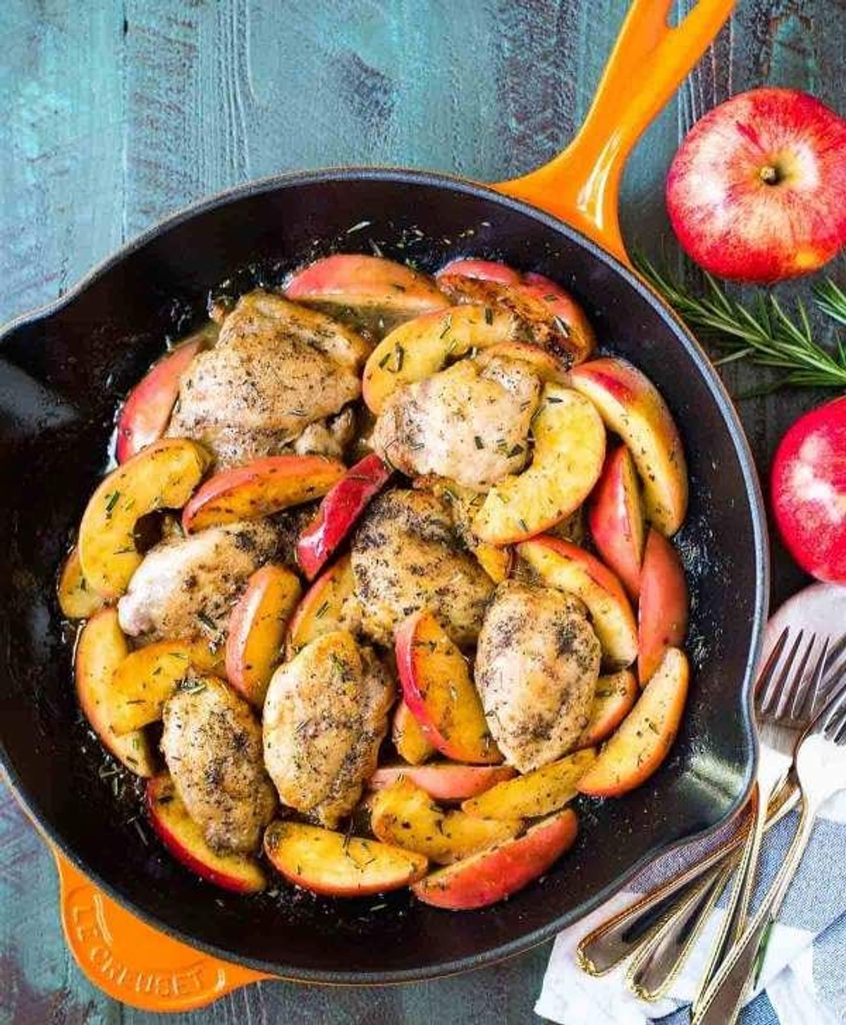 рецепты кур с яблоками. курица в духовке с печеными яблоками. курица запеченная с яблоками в духовке. курица тушеная с яблоками. куриное филе запеченное с яблоками.