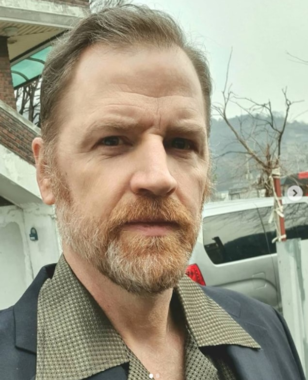 VIP John D. Michaels bize yüzünü gösteriyor!