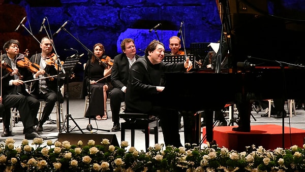 2007 yılında Floransa Müzikal Mayıs Festivali'nde yaşayan en büyük orkestra şeflerinden Zubin Mehta eşliğinde 20 bin kişiye açık hava konseri verdi.