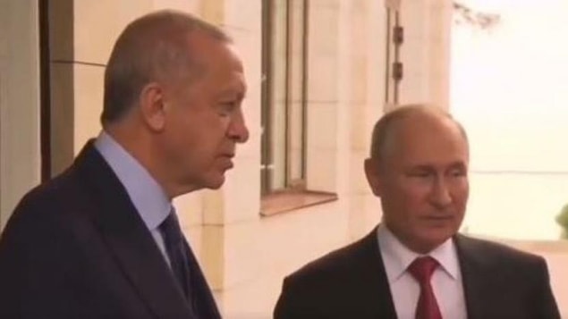 Putin, "Benim antikorum yüksek. Virüs kapan kişi ile gün boyu beraber olmamıza rağmen hasta olmadım." ifadelerini kullandı.