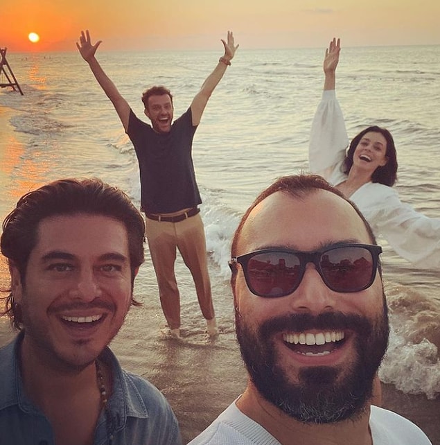 2. Deniz ve Barış'tan duyduğunuz her bir repliğe, sahnelerin kurgulanış biçimine, hikayeye aşık olma sebebiniz ise Hakan Bonomo olacak. Söz ve Yarım Kalan Aşklar gibi işlerin de senaristi olan Hakan Bonomo, genç senaristler arasında en yetenekli isimlerden.