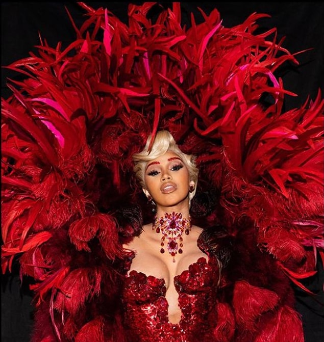 Cardi'nin makyajını yapan artist Erika La’ Pearl, saçı ise J. Stay Ready'ye aitmiş.