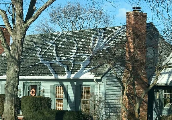 Тень оставила нетронутым снег на крыше