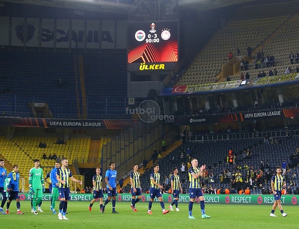 Fenerbahçe taraftarları maç sonunda futbolcuları tribüne çağırdı ve Olympiakos karşısında alınan mağlubiyete rağmen takımlarına destek oldu. Futbolcular alkışlarla bu desteğe yanıt verdi.