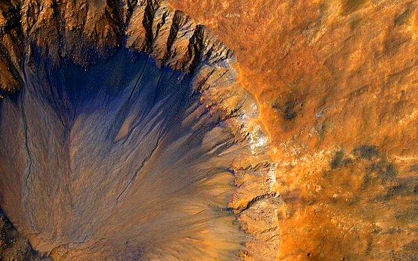 11. Sirenum Fossae'deki dev krater: