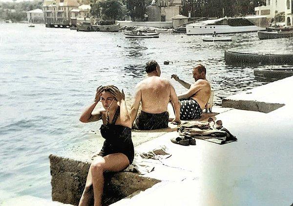 16. Bebek Sahili'nde güneşlenen insanlar, İstanbul, 1960.