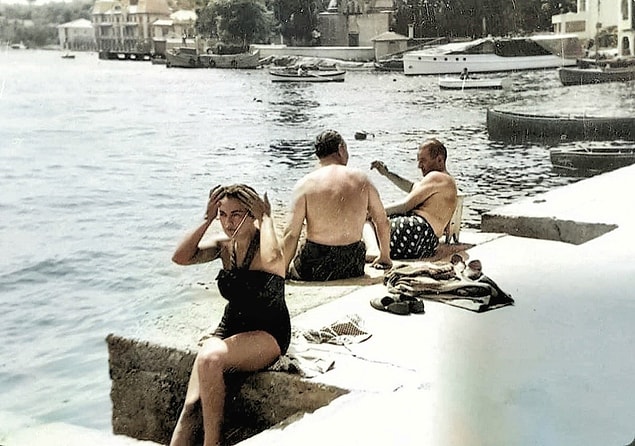 16. Bebek Sahili'nde güneşlenen insanlar, İstanbul, 1960.