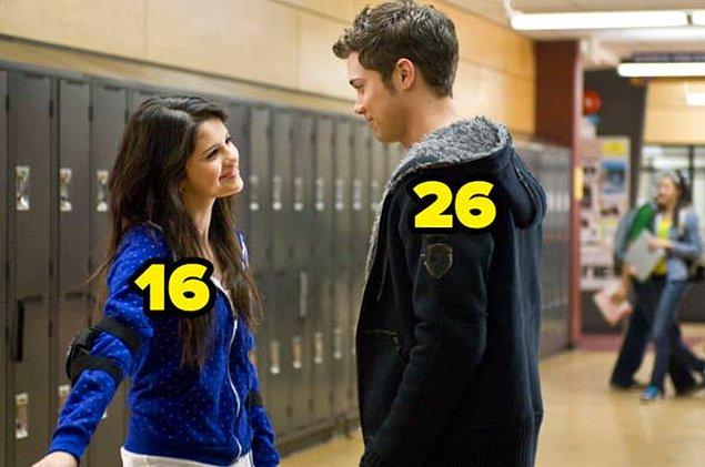 26. Another Cinderella Story filminde, ünlü şarkıcı ve oyuncu Selena Gomez'le filmdeki partneri Drew Seeley arasında 10 yaş vardı.