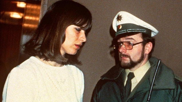 Halihazırda kızının öldürülmesinin hıncını üstünde taşıyan Marianne Bachmeier, katilin bu hikayesi sonrası küplere bindi. Bir yıl sonra yani Klaus mahkemeye çıktığında aklında intikamdan başka bir şey olmayacaktı.