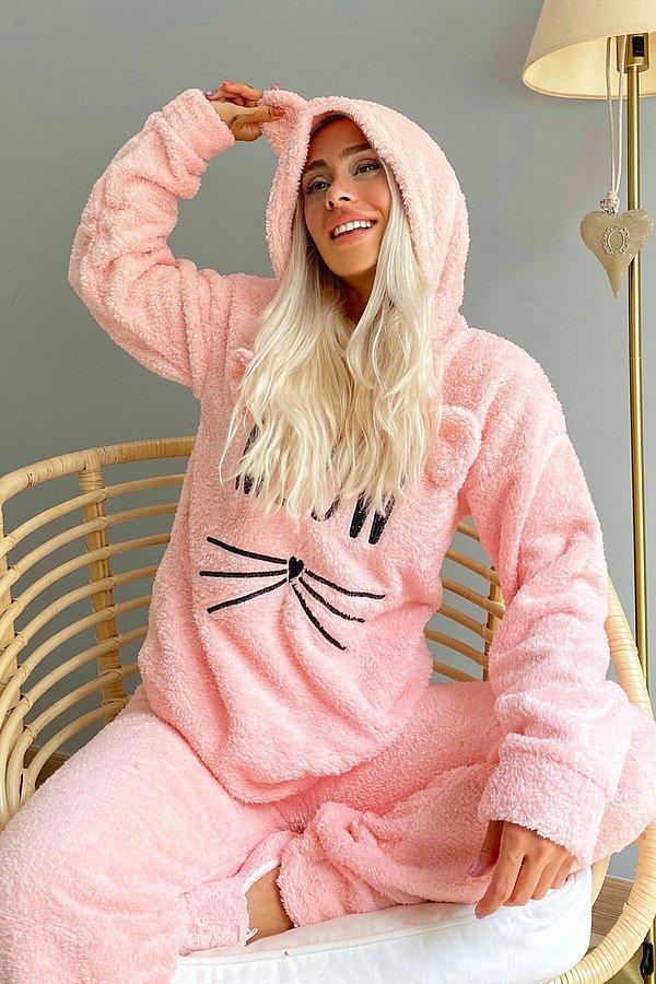 1. Pembe kedili peluş pijama takımı, karşı konulamaz tatlılıkta!