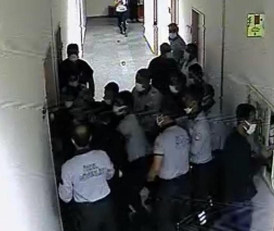 Sağlıkta Şiddet Bitmiyor: Ambulansla Getirildiği Hastanede 3 Hemşireyi Rehin Aldı