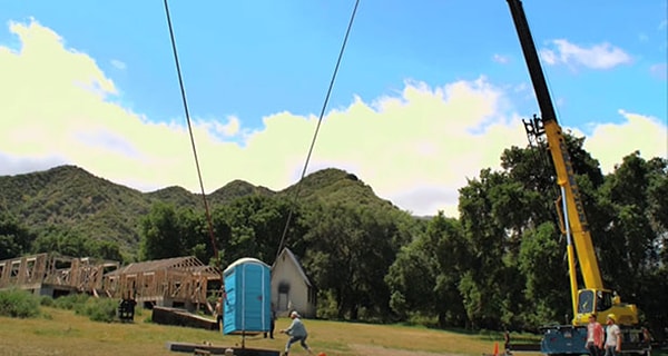 3. "Не советую детям смотреть фильм "Чудаки". Говорю это на личном опыте, так как мои посмотрели, и на следующий день катались по лестнице в корзине с бельем".