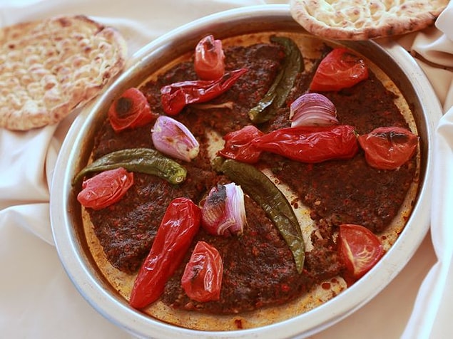 5. Kıymanın en çok yakıştığı yemeklerden Hatay Tepsi Kebabı/Kağıt Kebabı…