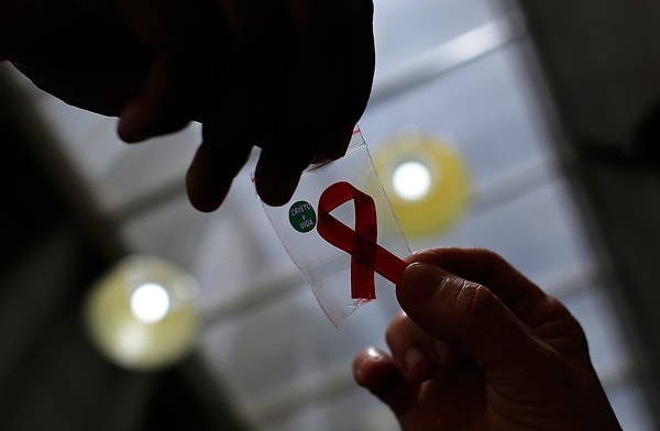 Bir diğer haber ise dünyada 38 milyon insanın muzdarip olduğu ve halk arasında daha çok AIDS adıyla bilinen bağışıklık sistemi hastalığı HIV üzerine oldu.