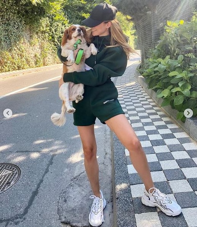 Çok sevdiği köpeğiyle birlikte gezintiye çıktığı bu paylaşım 105 bin beğeni aldı.