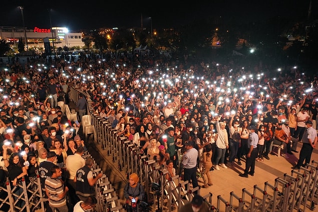Zaman zaman çalan müziğe uyup halay çekip dans eden izleyiciler, pandemiye aldırış etmeden omuz omuza hiç mesafe bırakmadan eğlendi.
