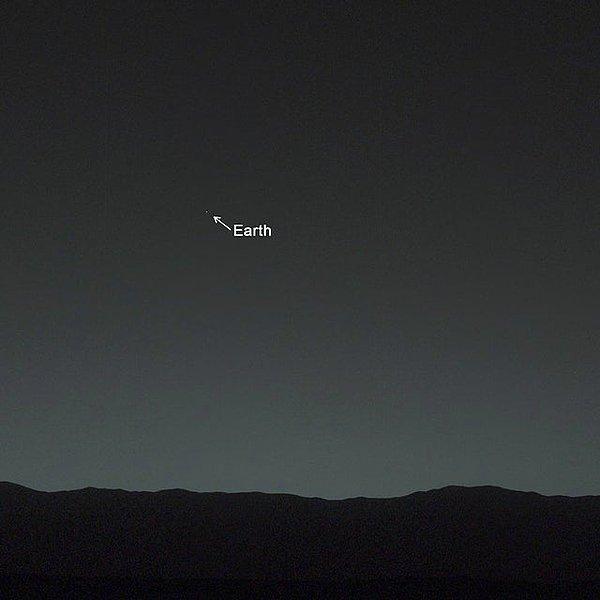 5. 2014 yılında NASA'nın çekmiş olduğu bu fotoğrafa bakarak Mars yüzeyinden Dünya'nın nasıl göründüğünü gözlemleyebilirsiniz.
