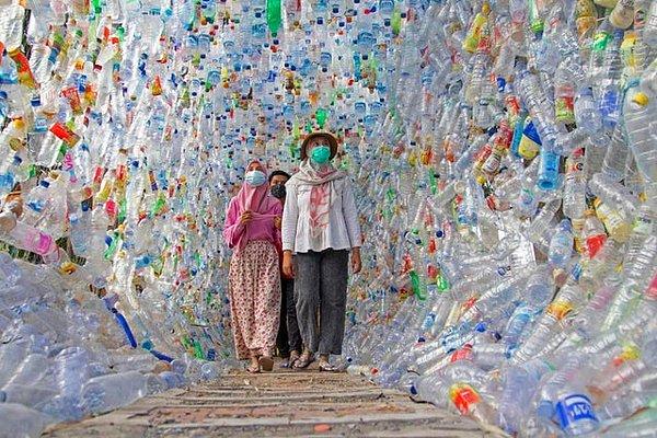 9. Endonezya, Surabaya’da nehirden toplanan plastiklerle çevrelenmiş bir tünel: