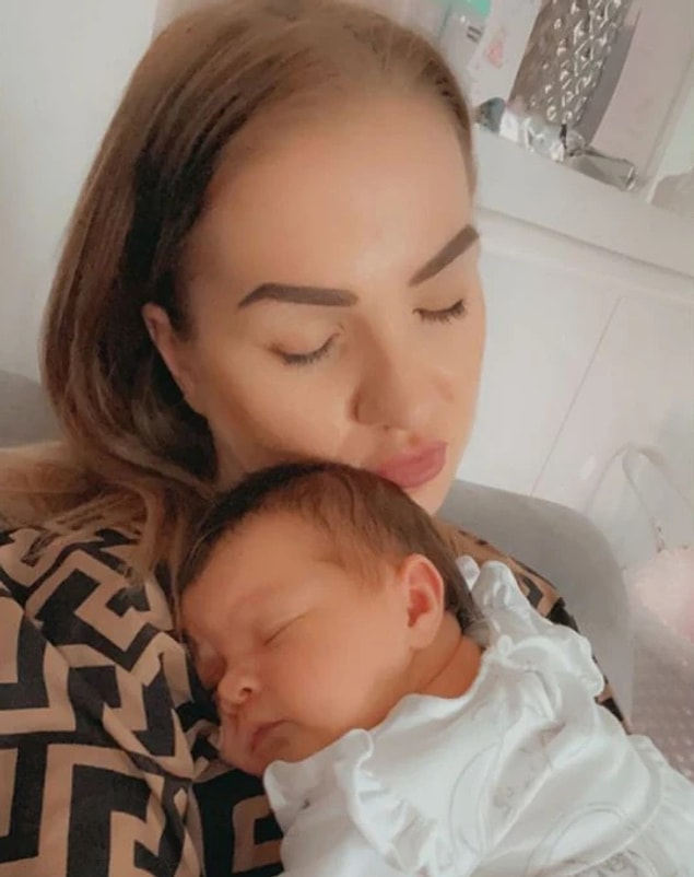 Jenni, "Charmaine'in bana hamile olduğunu söylerken nasıl hissedeceğini çok iyi biliyordum." diyor.