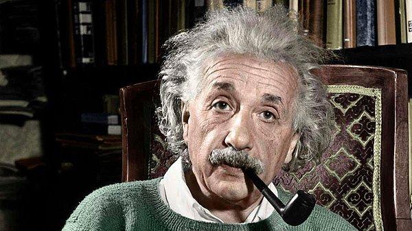 Einstein genellikle ve doğal olarak fizik bilimine katkılarıyla tanınır. O en basit şekilde ifade edersek evren ve kendimize bakış açımızı değiştiren insandır. Ancak bunun yanında farklı uğraşları da olur.