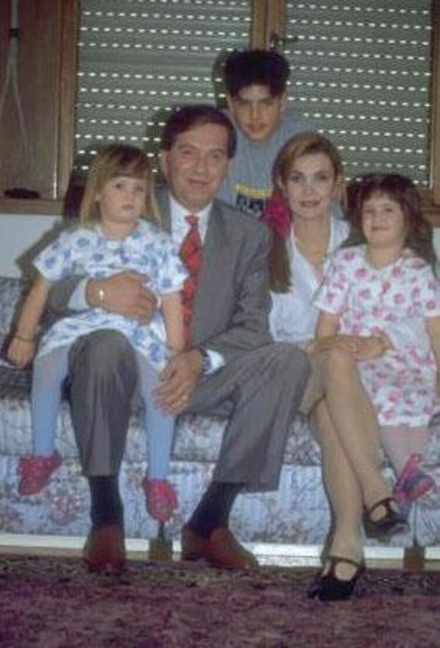 Usta tiyatrocular Ferhan Şensoy ile Derya Baykal'ın büyük kızı Müjgan Ferhan Şensoy, 25 Ocak 1989'da İstanbul'da dünyaya geldi.