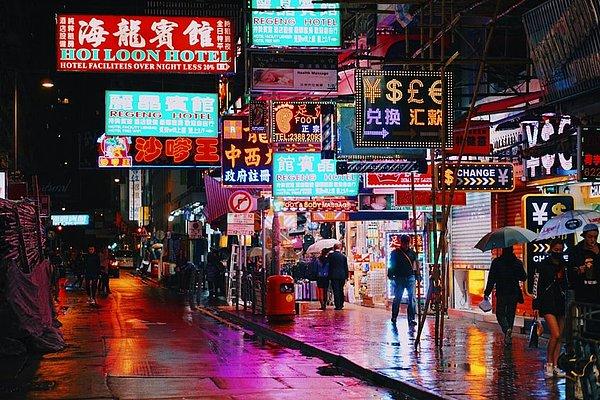Yüksek nüfusu, renkli caddeleri ve mükemmel bir manzaraya sahip Hong Kong, sürekli hareket halinde olan şehirlerden. Dünyanın en lüks ve pahalı otellerine sahip olan Hong Kong, doğu dünyasının vazgeçilmez noktalarından.