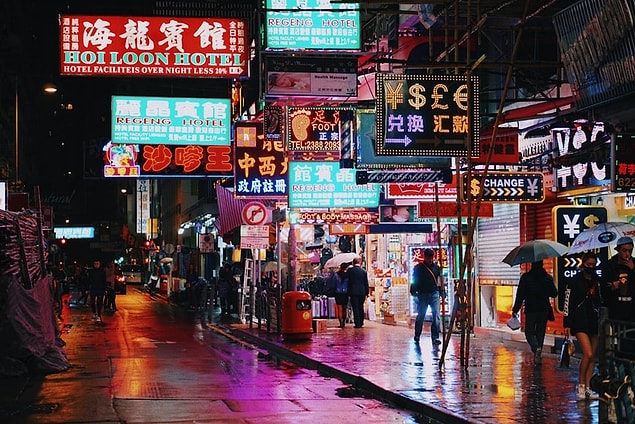 Yüksek nüfusu, renkli caddeleri ve mükemmel bir manzaraya sahip Hong Kong, sürekli hareket halinde olan şehirlerden. Dünyanın en lüks ve pahalı otellerine sahip olan Hong Kong, doğu dünyasının vazgeçilmez noktalarından.