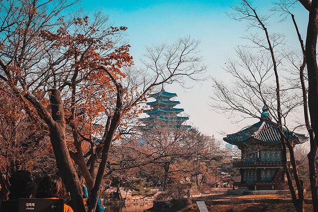 Yüksek nüfusu ve teknolojinin gelişim merkezi olan Seoul, kültürel noktaları içinde barındırarak Asya'nın turizm noktalarında önemli bir yere sahip.