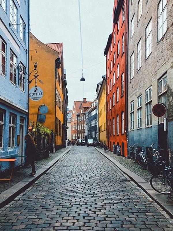 Dünyanın en mutlu şehirlerinden biri olan Kopenhag, renkli binaları, şehir boyu uzayan su kanalları ve ferah havası ile hem doğaseverlerin hem de turistlerin gözde noktalarından biri.