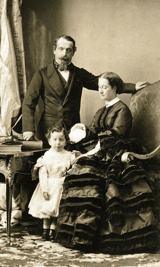 Gelgelelim ki bu hikaye yarım kaldı. III. Napolyon'un tahttan indirilmesiyle Eugénie, İngiltere'ye sürgün edildi. Bir süre sonra da eşi ve çocuğu hayatını kaybetti.