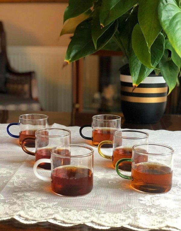 12. Cam fincanla çay içmeyi sevenlerin çok hoşuna gidecek bir bardak seti.