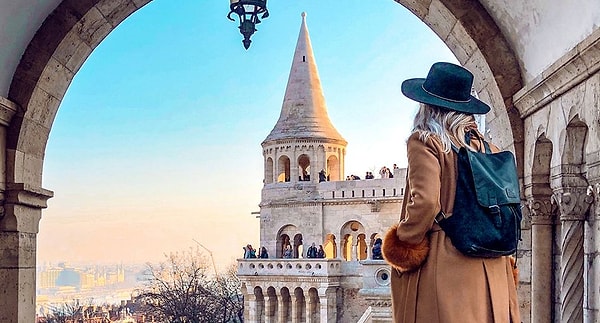 AB Komisyonu'ndan yapılan açıklamada, "DiscoverEU sayesinde bağımsızlık, özgüven ve diğer kültürlere ilgi gibi geleceğiniz için değerli olan becerileri geliştirebilirsiniz" dendi.