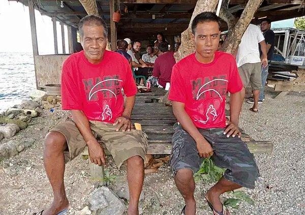 6. Kiribatili iki balıkçı akıntıya kapılıp, 33 gün kayıp olarak arandıktan sonra Namdrik Adası'nın kıyısında bulunmuşlar.