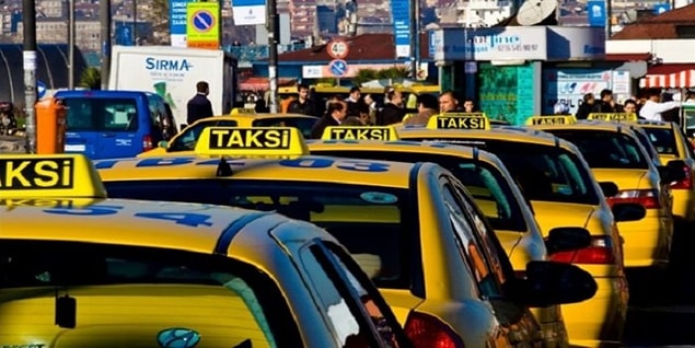 Özkan yaptığı konuşma sırasında 'bir taksiciden duydum' diyerek bir taksicinin yabancı bir profesörü dolandırdığını öne sürdü.