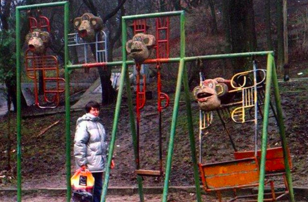 Плохой сад. Жуткие детские площадки. Страшная детская площадка. Ужасы детских площадок. Самые смешные детские площадки.