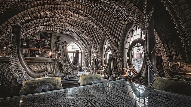 8. Kemiklerden oluşan ürpertici bir mekan: H.R Giger Bar