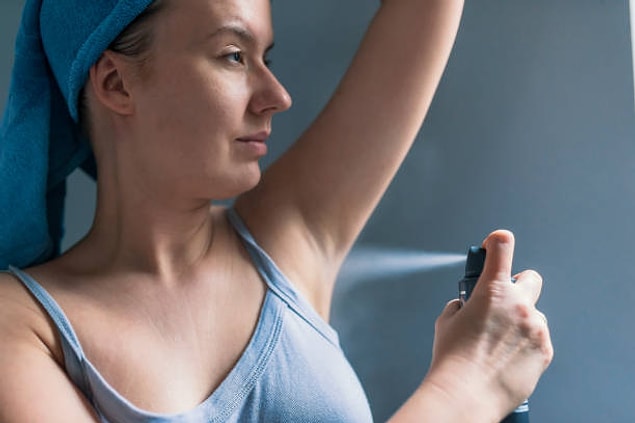 Deodorantlarda yer alan alüminyumun ter bezlerini tıkayarak terlemeyi önlediği bilinse de bu uzun süredir zararsız olarak ifade ediliyordu.