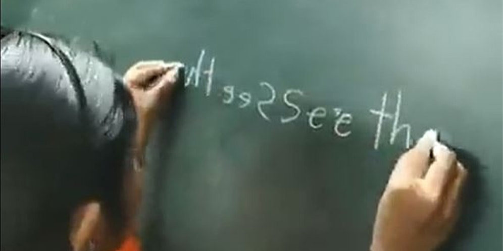 Aynı Anda İki Eliyle de Yazabilen Kızın Hayranlık Uyandıran Yeteneği