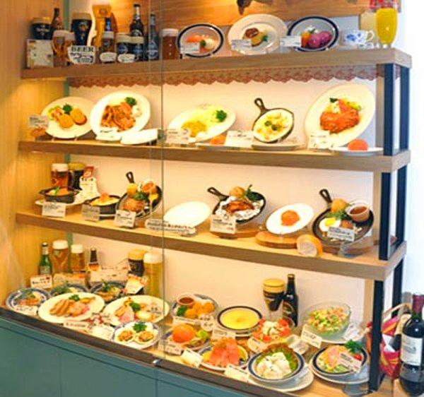 14. Japonya'da restorana girmeden önce her yemeğin maketinin bulunduğu vitrinden yemeği seçebilirsiniz.